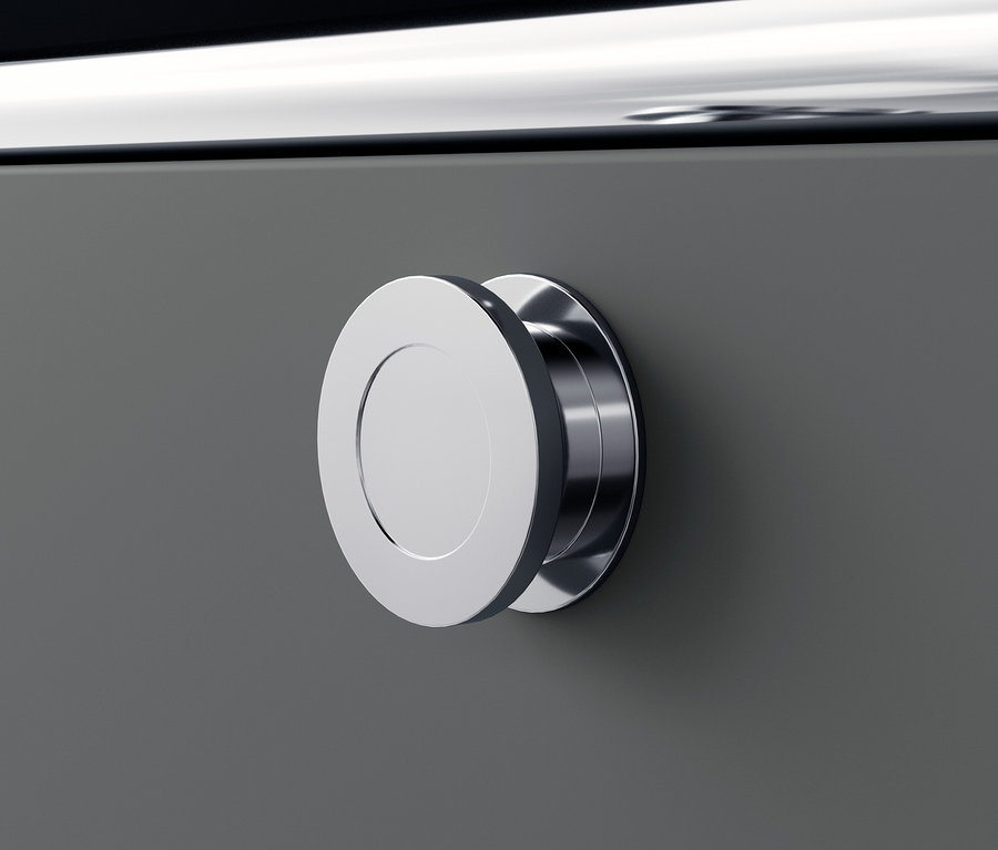 Détail d'une commode en métal gris « CN3 » avec une poignée ronde argentée.