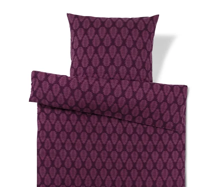 Une parure de lit violet foncé comprenant une housse de couette et une taie d'oreiller, avec un motif de feuilles répétitif violet plus clair.