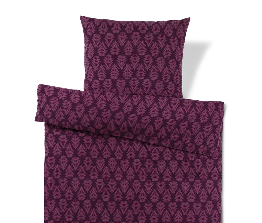 Une parure de lit violet foncé comprenant une housse de couette et une taie d'oreiller, avec un motif de feuilles répétitif violet plus clair.