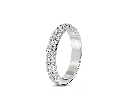 Gros plan d'une bague argentée sertie de strass blancs.