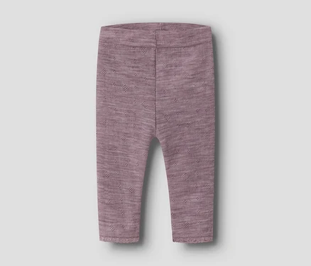 Legging bébé tricoté mauve avec un motif losange subtil, une taille et des chevilles côtelées.