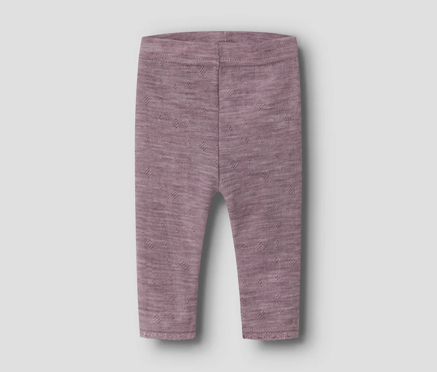 Legging bébé tricoté mauve avec un motif losange subtil, une taille et des chevilles côtelées.