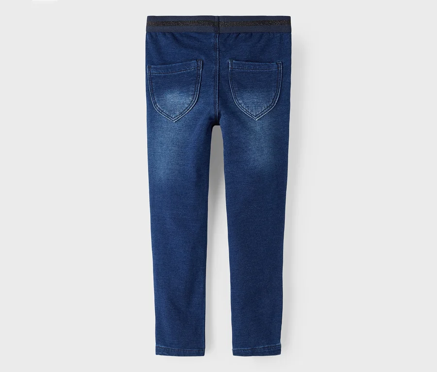 Gros plan sur l'arrière d'un jegging NAME IT bleu.