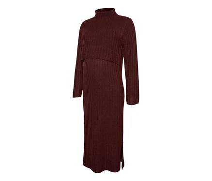 Robe midi en maille côtelée rouge foncé MAMALICIOUS SUNIVA avec col montant, manches longues, corsage superposé et fente latérale.