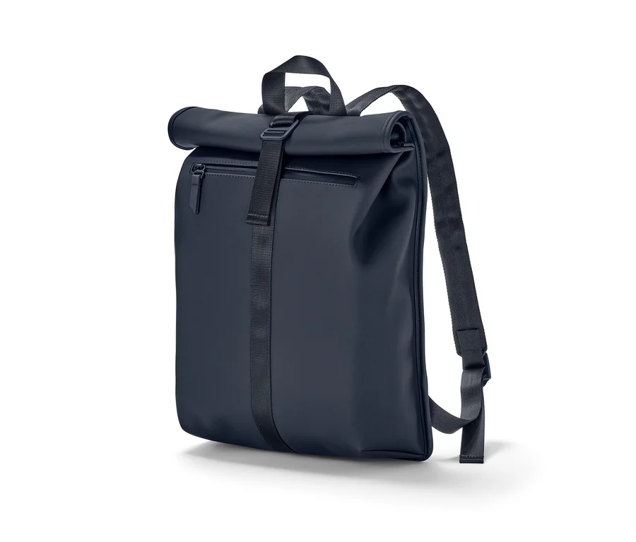 Un sac à dos de pluie bleu enroulé sur un fond blanc.