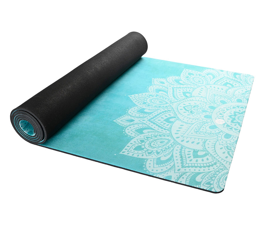 Tapis de yoga turquoise partiellement enroulé avec un motif de mandala blanc.