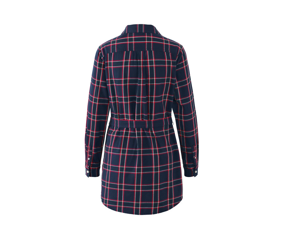 Vue arrière d'un chemisier long à carreaux en flanelle de coton avec ceinture.