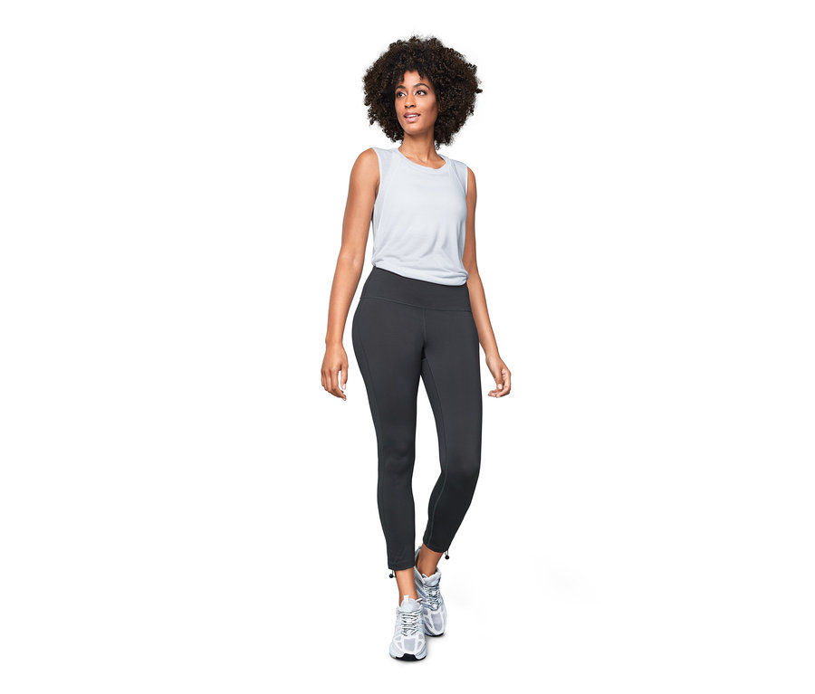 Femme posant en legging de sport 7/8.