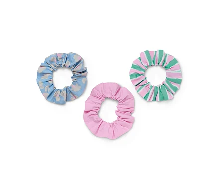 Trois élastiques « chouchou »: un bleu à motifs, un rose uni et un rayé rose et vert.