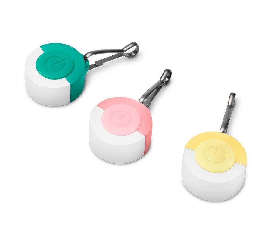 Trois pendentifs à LED avec mousqueton en vert, rose et jaune.