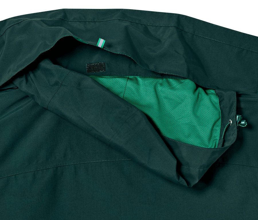 Détail d'une veste d'extérieur verte.