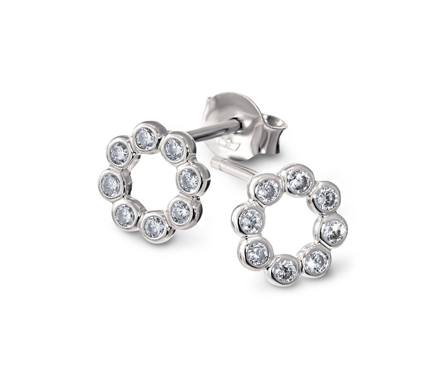 Deux clous d’oreilles en forme de cercles en argent 925 avec des zircones.