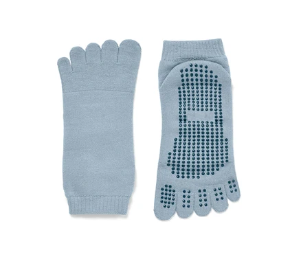 Une paire de chaussettes à orteils bleu clair, une chaussette lisse, l'autre avec des picots antidérapants.