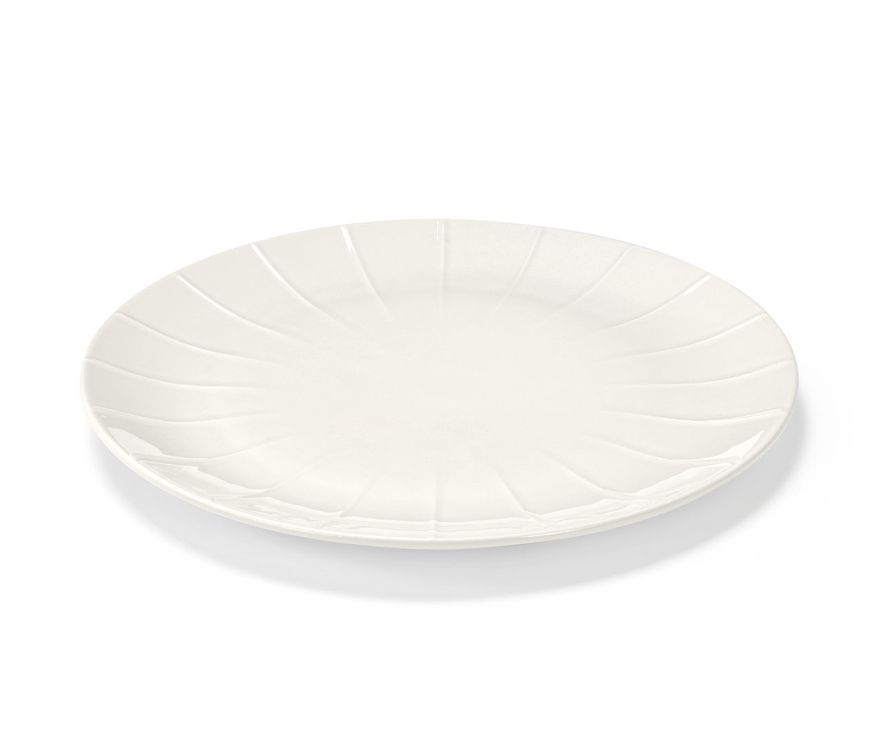 Assiette blanche de l'ensemble de vaisselle en 10 parties sur fond blanc.