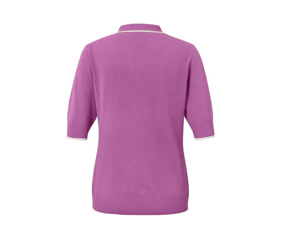 Vue arrière d'un polo en maille fine violet avec une bordure blanche.
