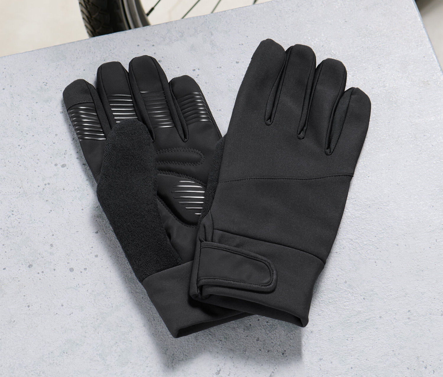 Une paire de gants de vélo est posée sur une table.