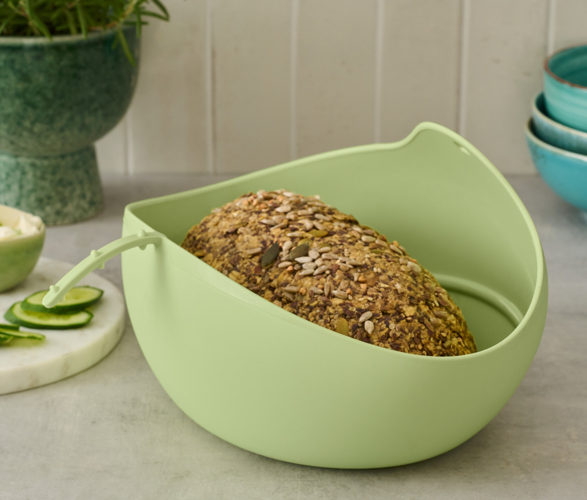 Pain dans un bac à pain vert clair.