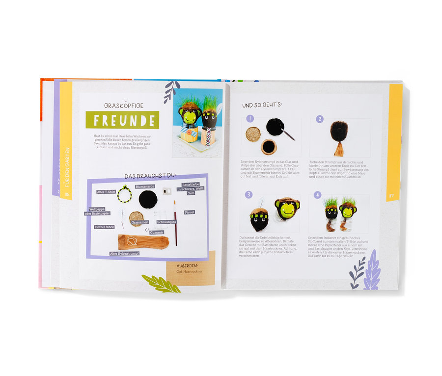 Un livre ouvert montrant comment faire des figurines avec des cheveux en gazon, intitulé Livre « Meine nachhaltige Bastelwerkstatt » (en Allemand).
