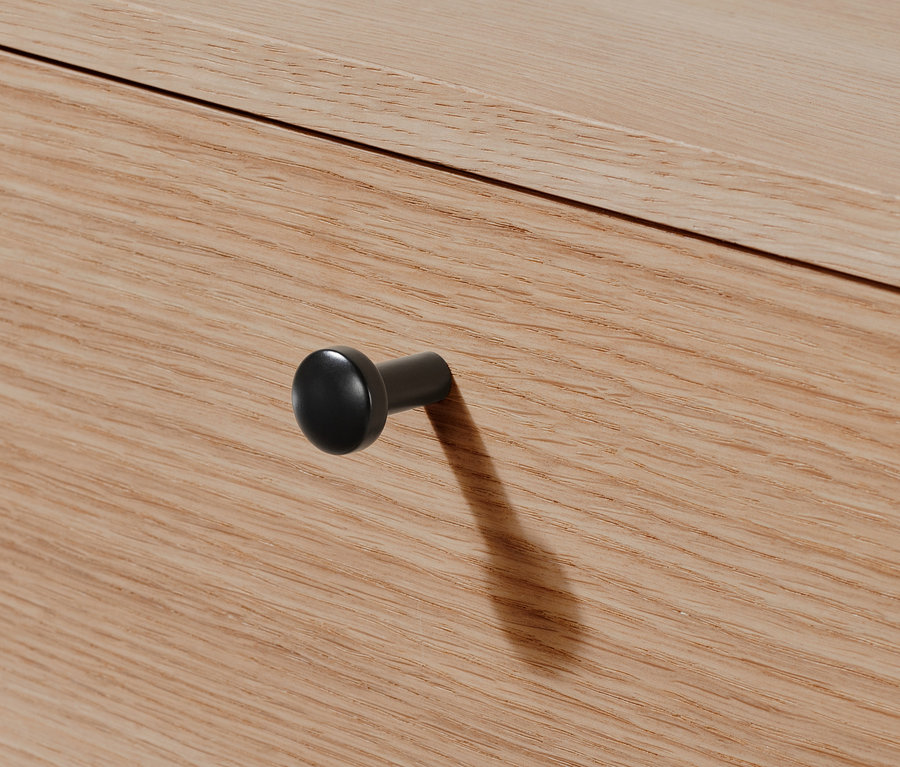Détail du tiroir de la console »Finnsbo« avec une poignée ronde noire.
