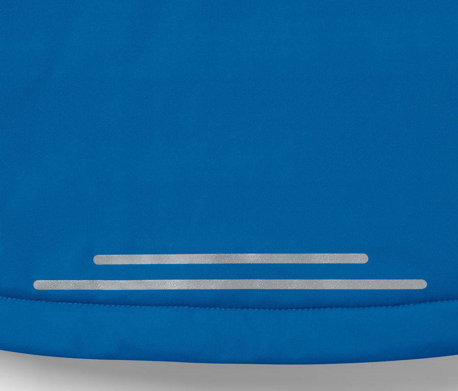 Détail d'une veste de ski pour enfant avec des bandes réfléchissantes.