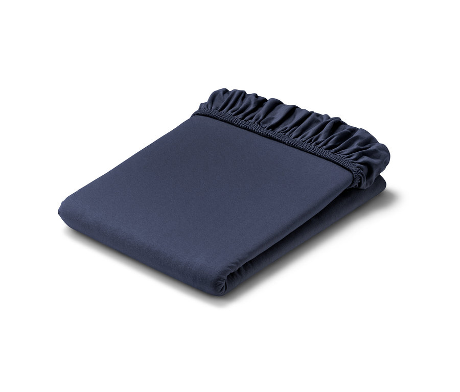 Drap-housse en jersey bleu plié.