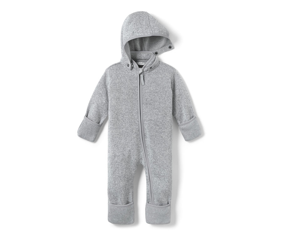Combinaison en polaire tricotée grise pour bébé avec capuche et fermeture éclair.