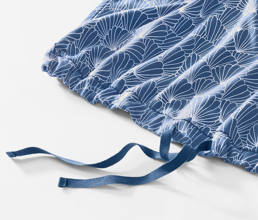 Détail d'un pyjama avec legging à motif floral bleu et blanc avec cordon de serrage.