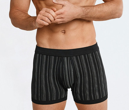 Un homme porte 2 Shorts SCHIESSER en maille côtelée fine, noir.