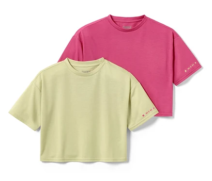 Deux t-shirts de sport enfant, vert clair et rose.