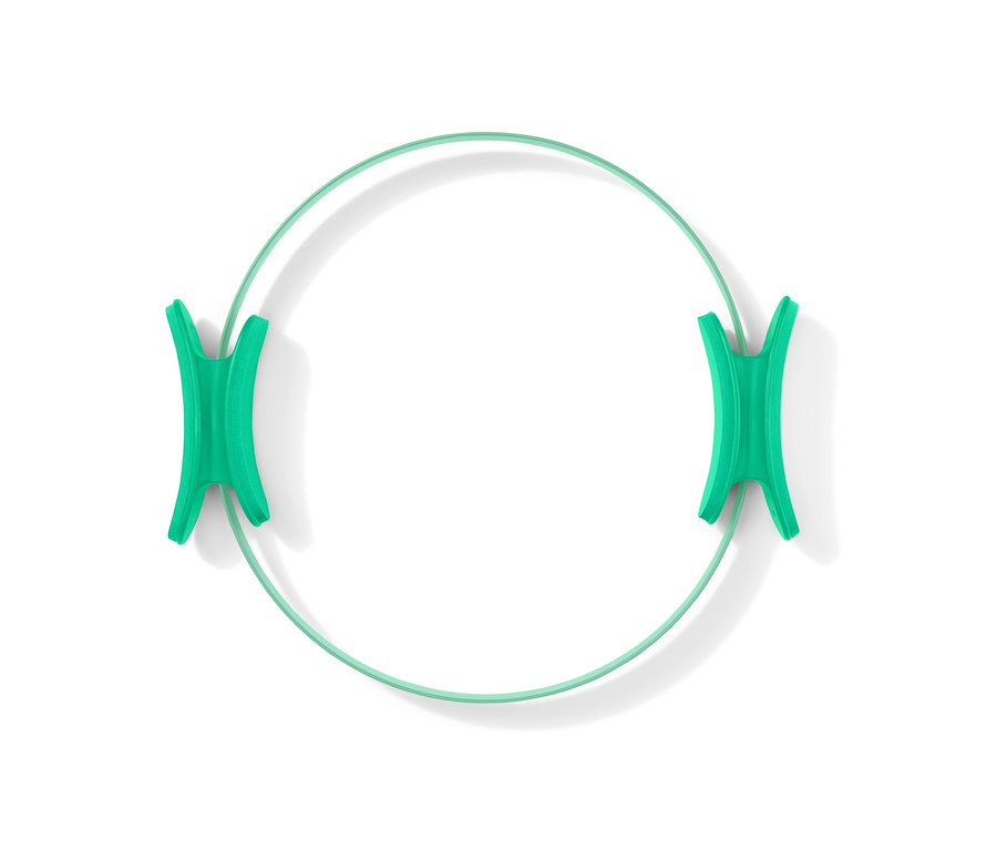 Un anneau de Pilates vert sur un fond blanc.