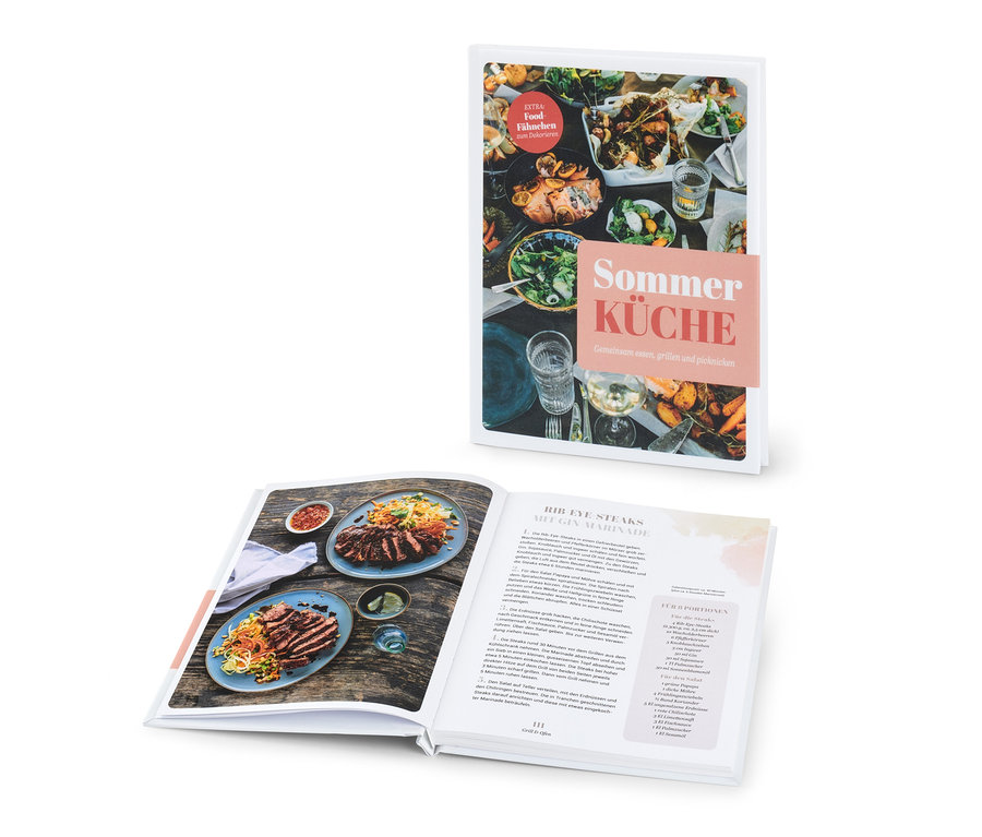 Deux livres de cuisine ouverts avec des recettes.