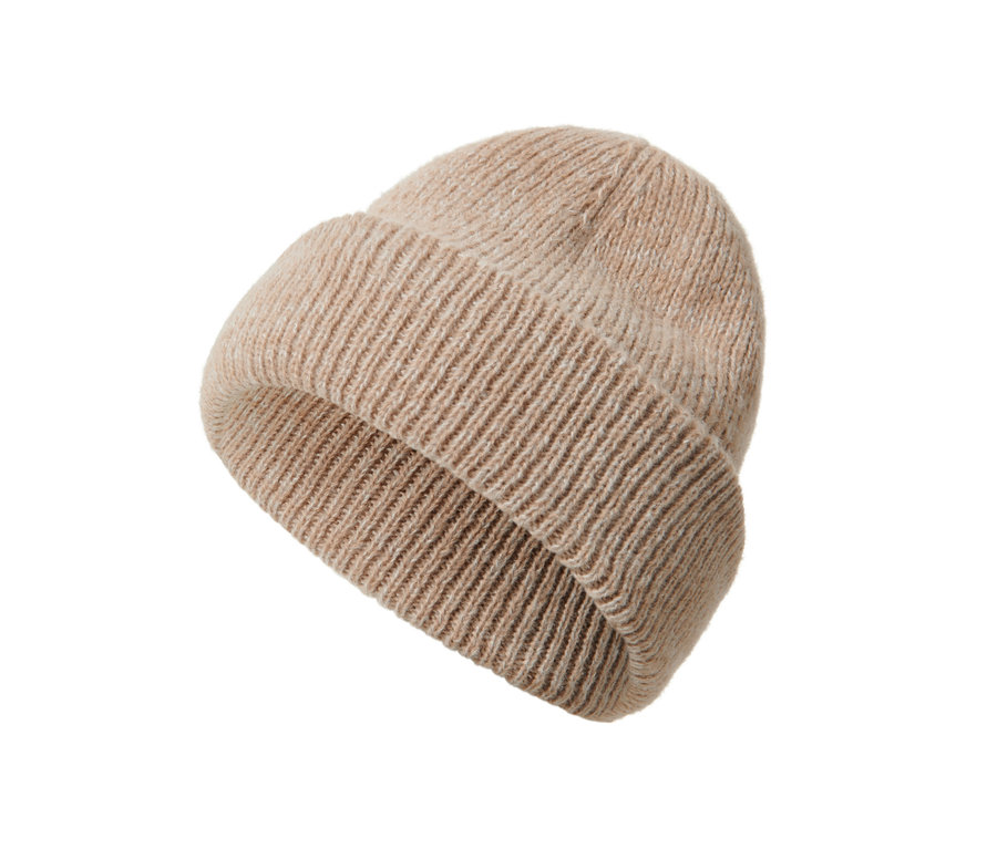 Bonnet en maille couleur sable sur fond blanc.