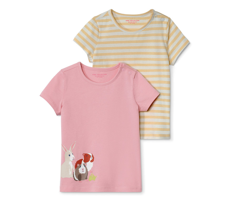 Deux t-shirts pour tout-petit : un rose avec un imprimé animal et un rayé jaune et blanc.