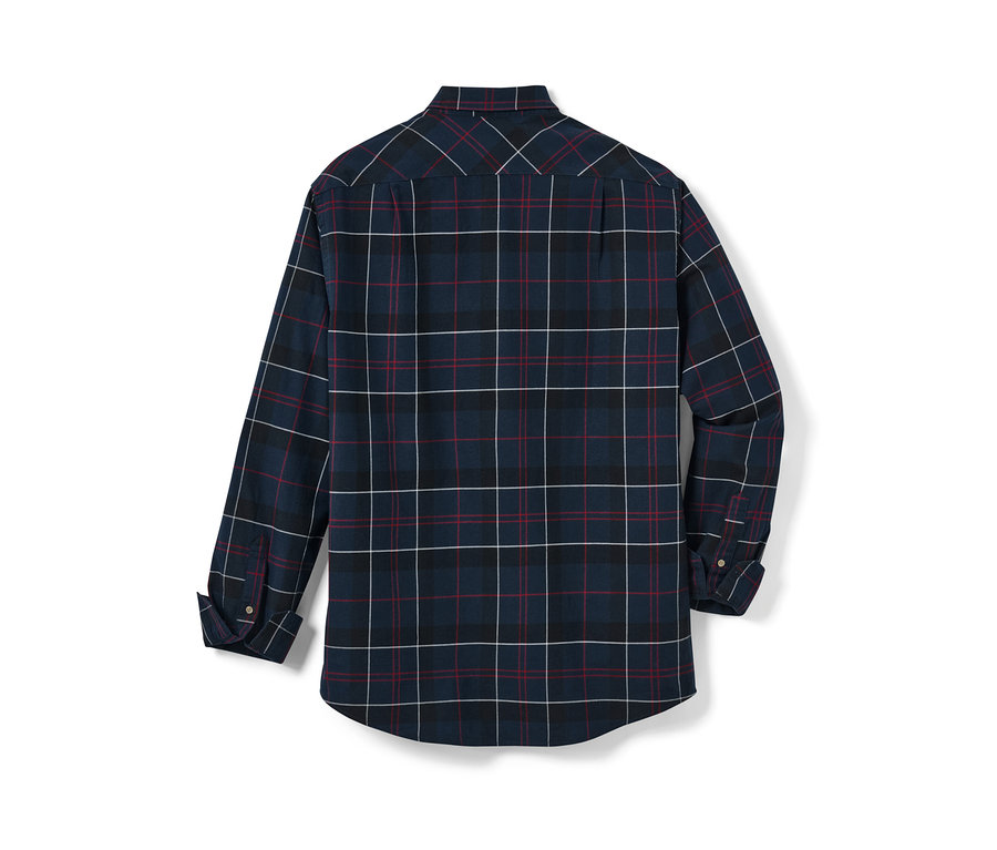 Une chemise en flanelle bleu marine à carreaux.