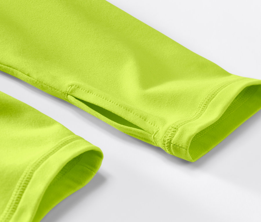Gros plan sur un t-shirt technique thermique vert fluo avec un trou pour le pouce.
