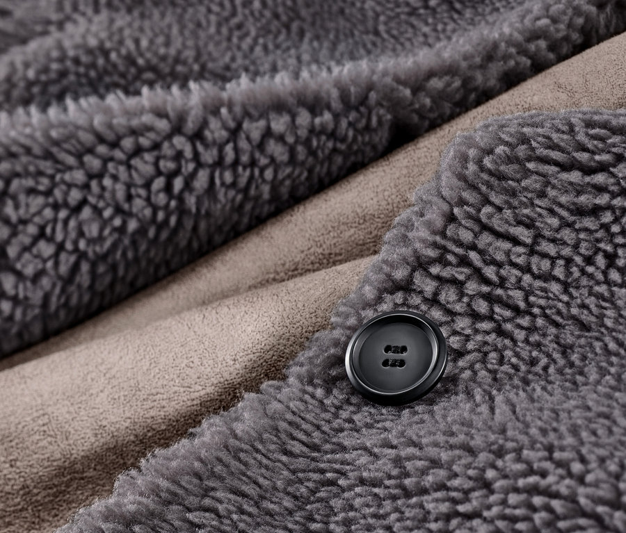 Détail d'un manteau en teddy avec capuche.