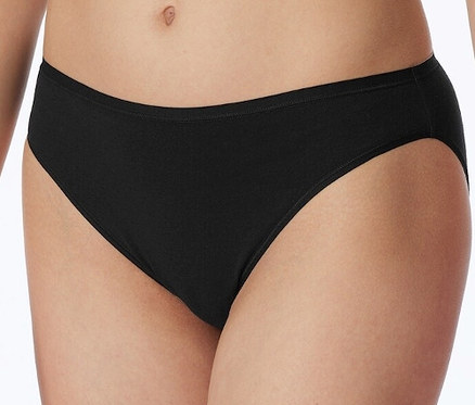 Gros plan sur un mini-slip noir SCHIESSER en coton bio pour femme.