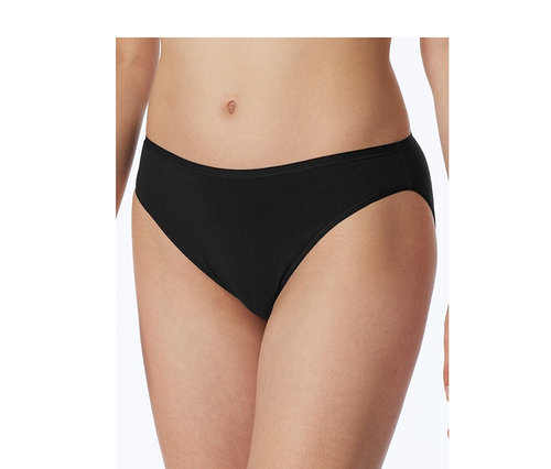 Femme portant un minislip SCHIESSER noir à taille haute.