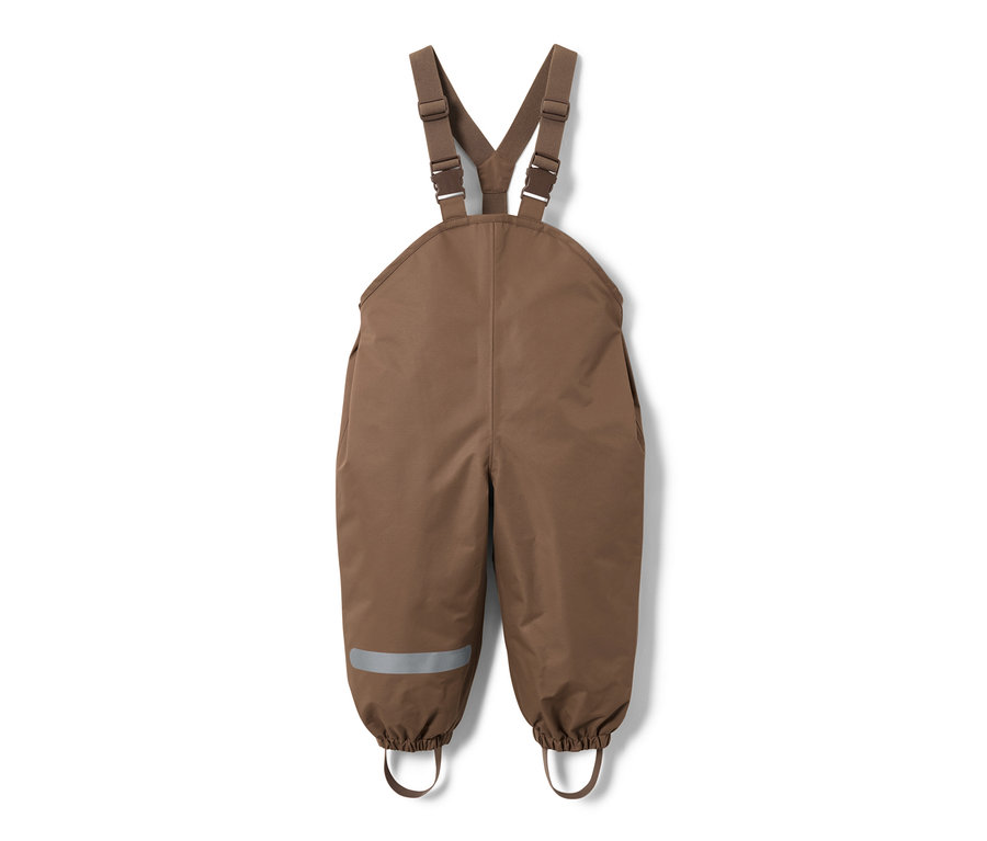 Un pantalon de pluie marron pour enfant avec des bretelles et une bande réfléchissante sur la jambe.