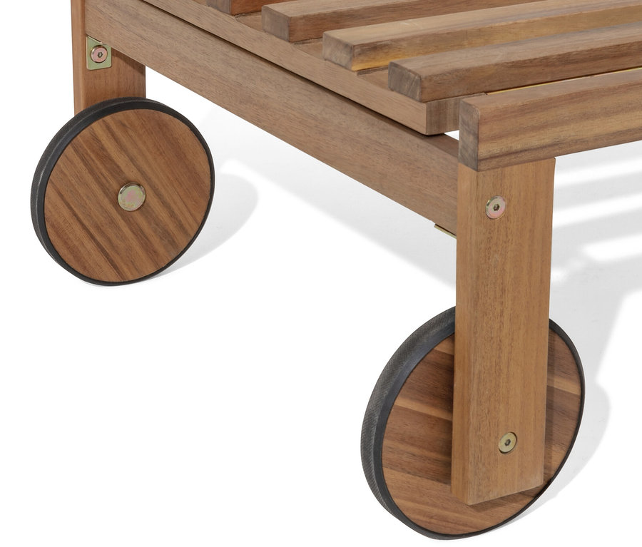Gros plan d'une chaise longue extensible « Tinus » avec matelas de qualité supérieure et roulettes.