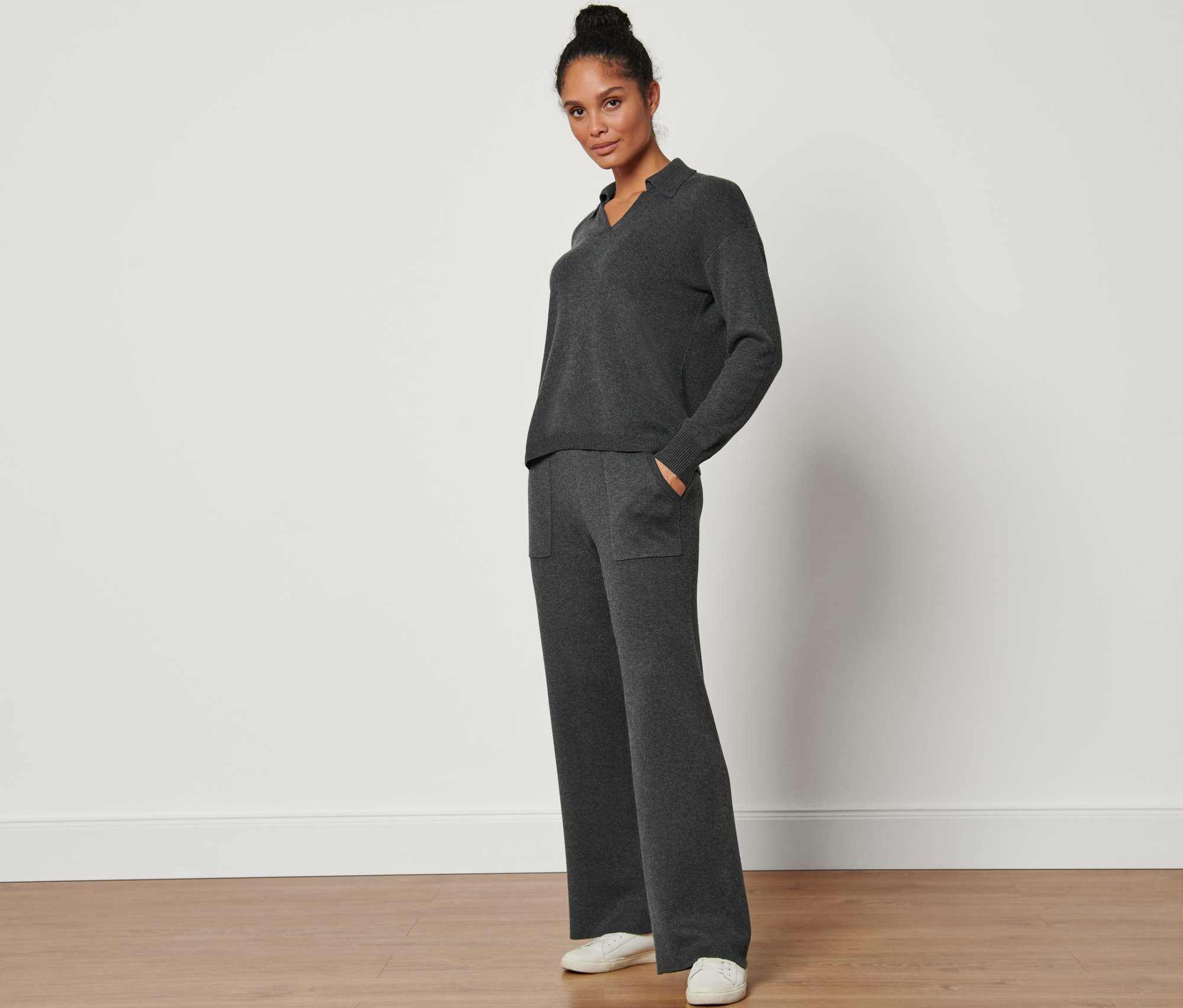 Femme posant en pantalon en maille.