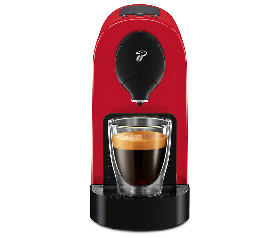 Machine à café rouge Cafissimo pure+ avec une tasse de café.