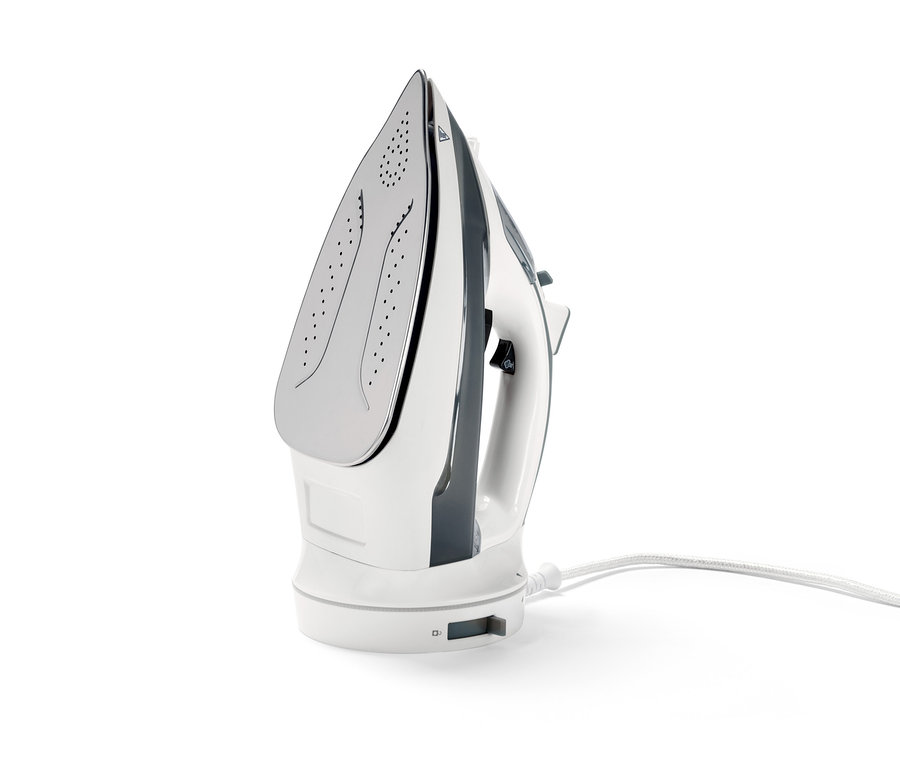 Gros plan d'un fer à repasser à vapeur sans fil blanc et gris avec un cordon.