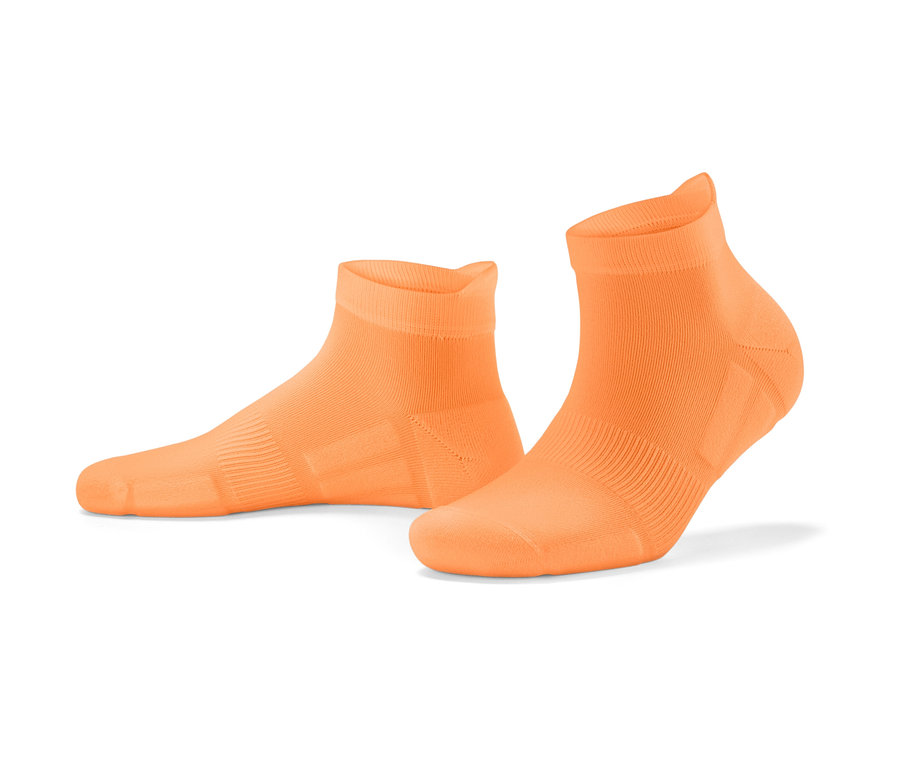 Deux 3 paires de chaussettes de course à pied professionnelles orange, colorées, sur fond blanc.