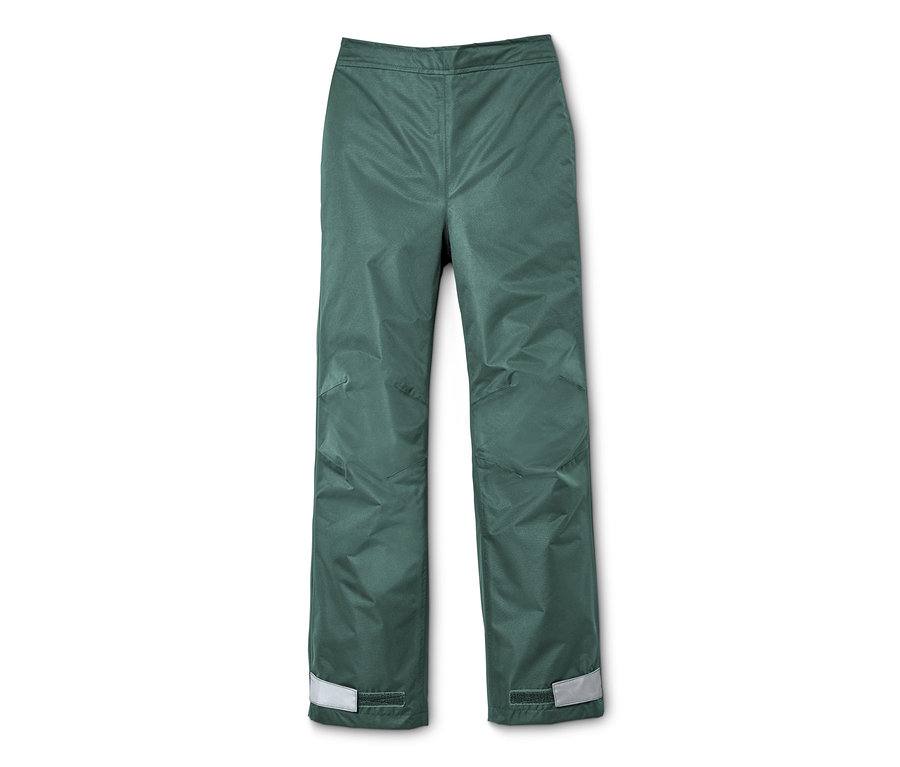 Un pantalon de pluie vert pour enfant est posé sur un fond blanc.