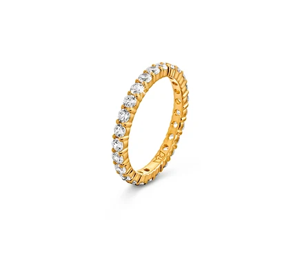 Gros plan d'une bague dorée avec des pierres transparentes. Anneau argent 925 mémoire, doré