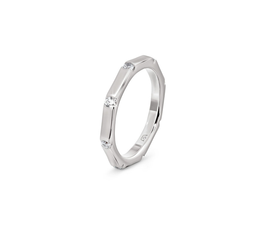 Gros plan d'une bague en argent 925 Octogone avec des pierres décoratives.