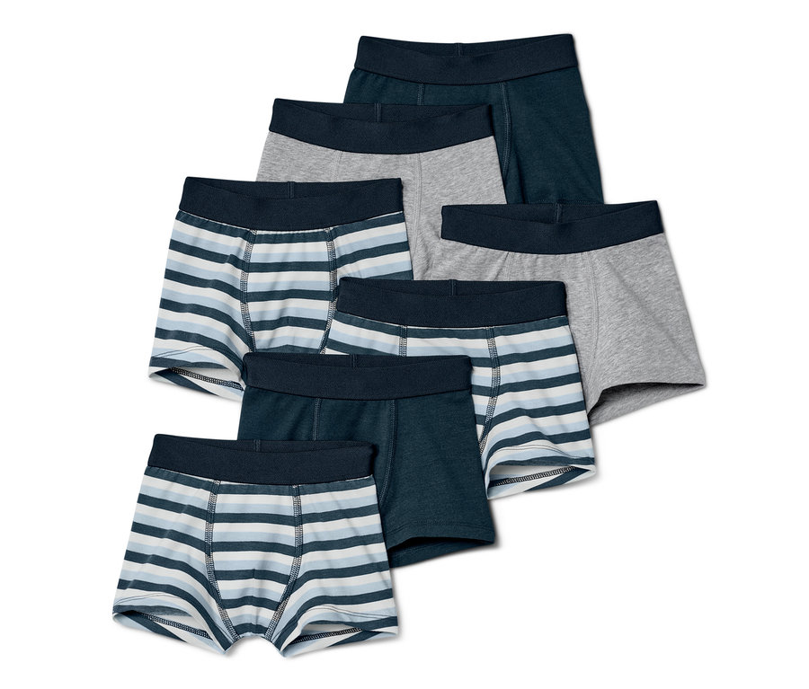 Sept boxers pour garçon de différentes couleurs et motifs.