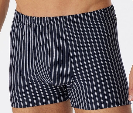 Homme portant un short SCHIESSER avec coton bio bleu foncé.