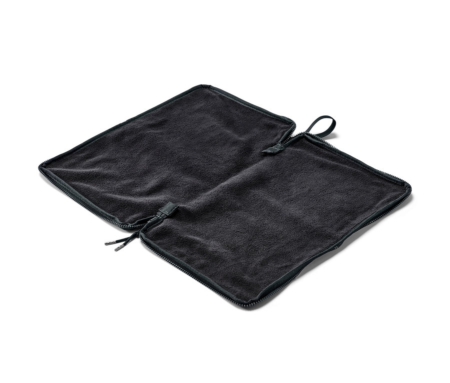 Un sac à linge humide et support pour se changer 2 en 1 noir est étendu sur un fond blanc.